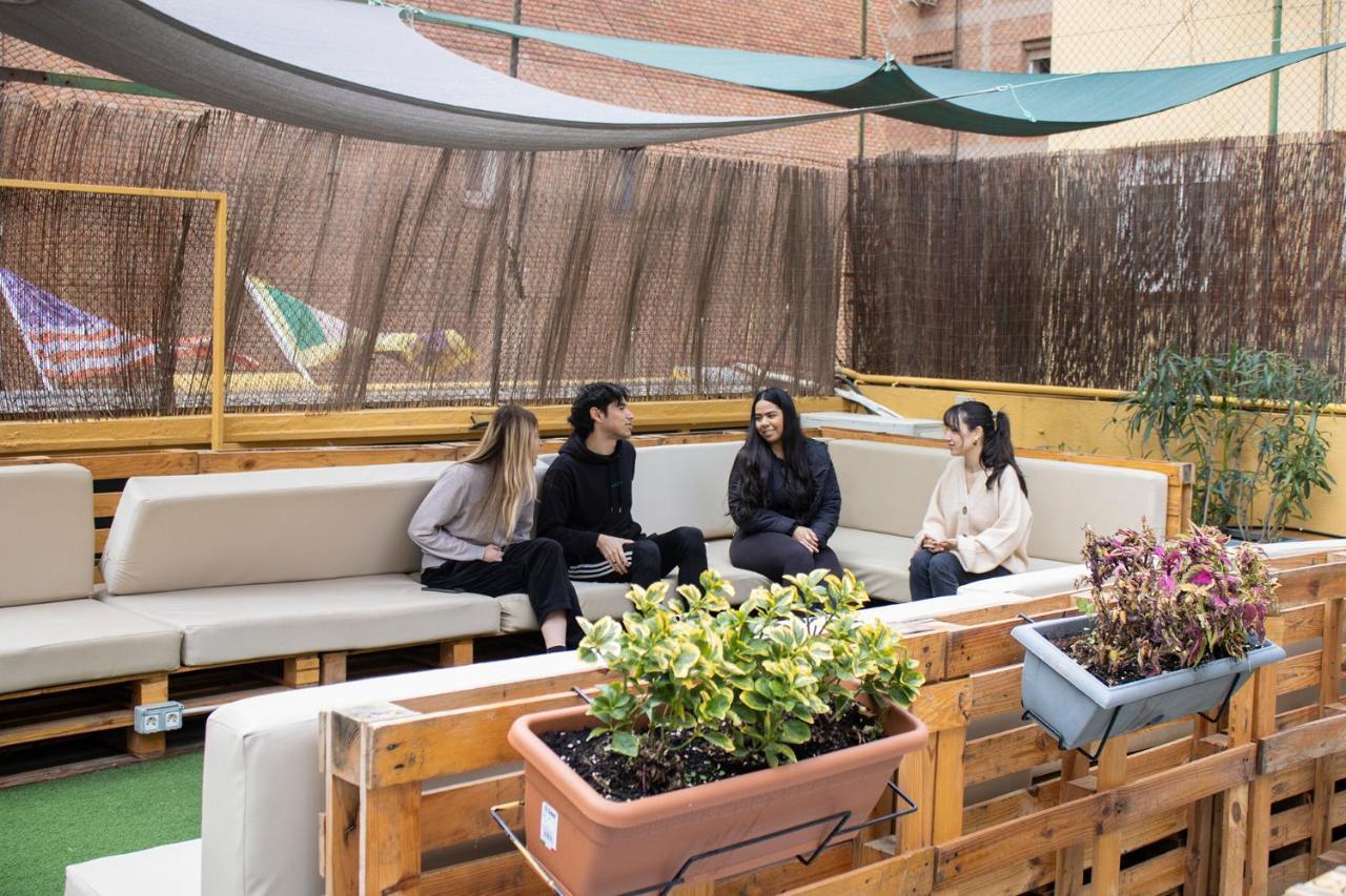 巴塞罗那黄燕旅馆旅舍 外观 照片 Students at the university's campus in Madrid